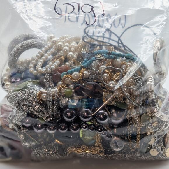 Jewelry Lot Gigi Wearable Over 4 Lbs Mixed Jewelry Mystery Bag - Picture 6 of 9